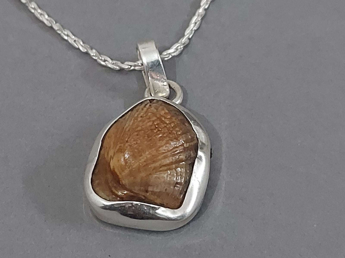 Brown machmani pendant