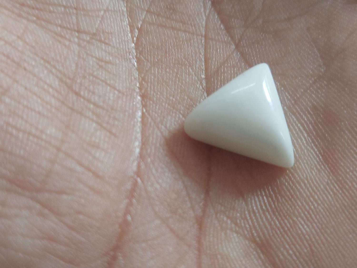 White Coral Stone | Safed Mooonga | Triangle | 6 carat 