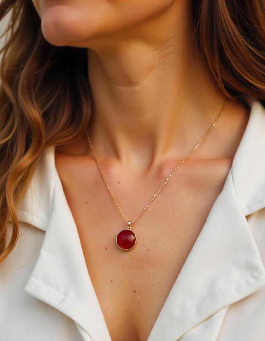 woman wearing Yemini Aqeeq stone pendant 